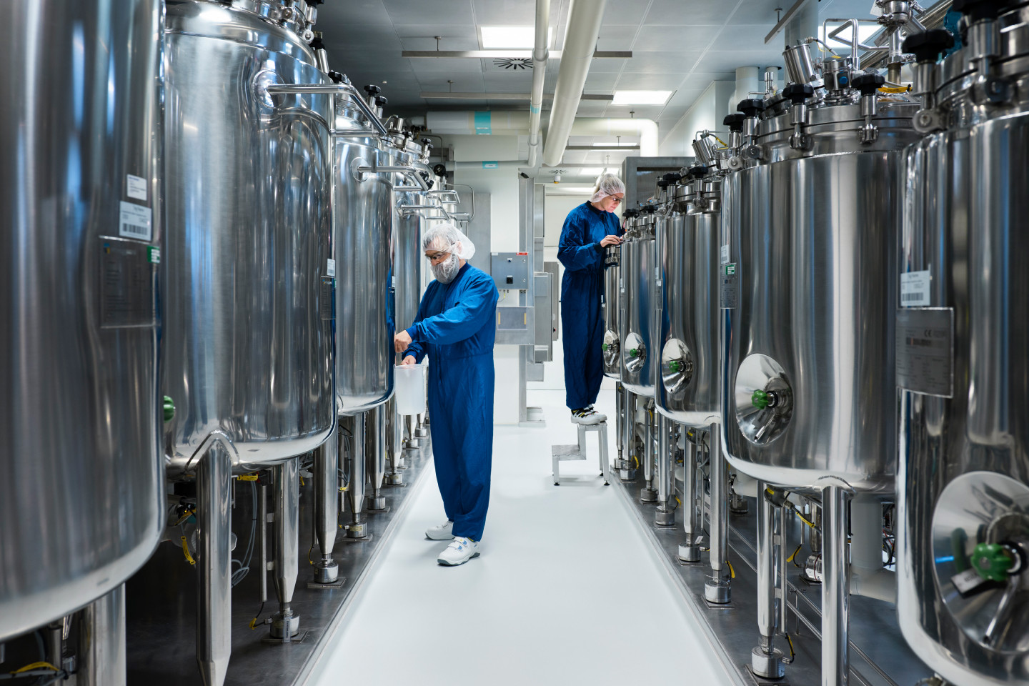 G1A7044 lab woman