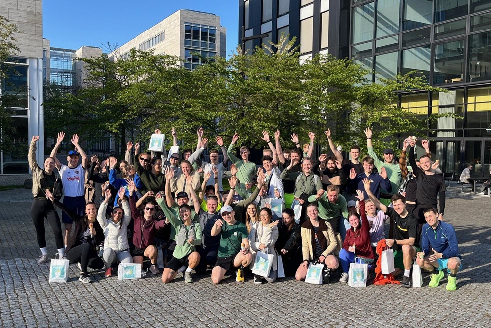 Image of lots of people ready to run
