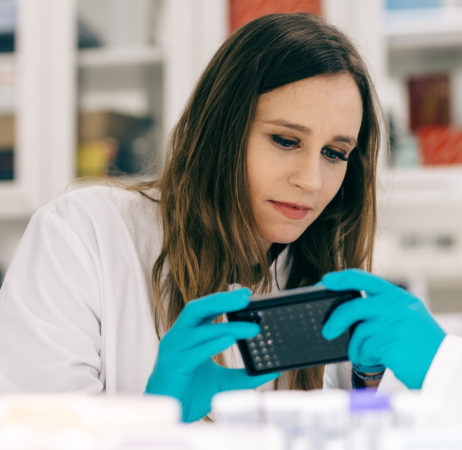 Scientist working with equipement in the lab