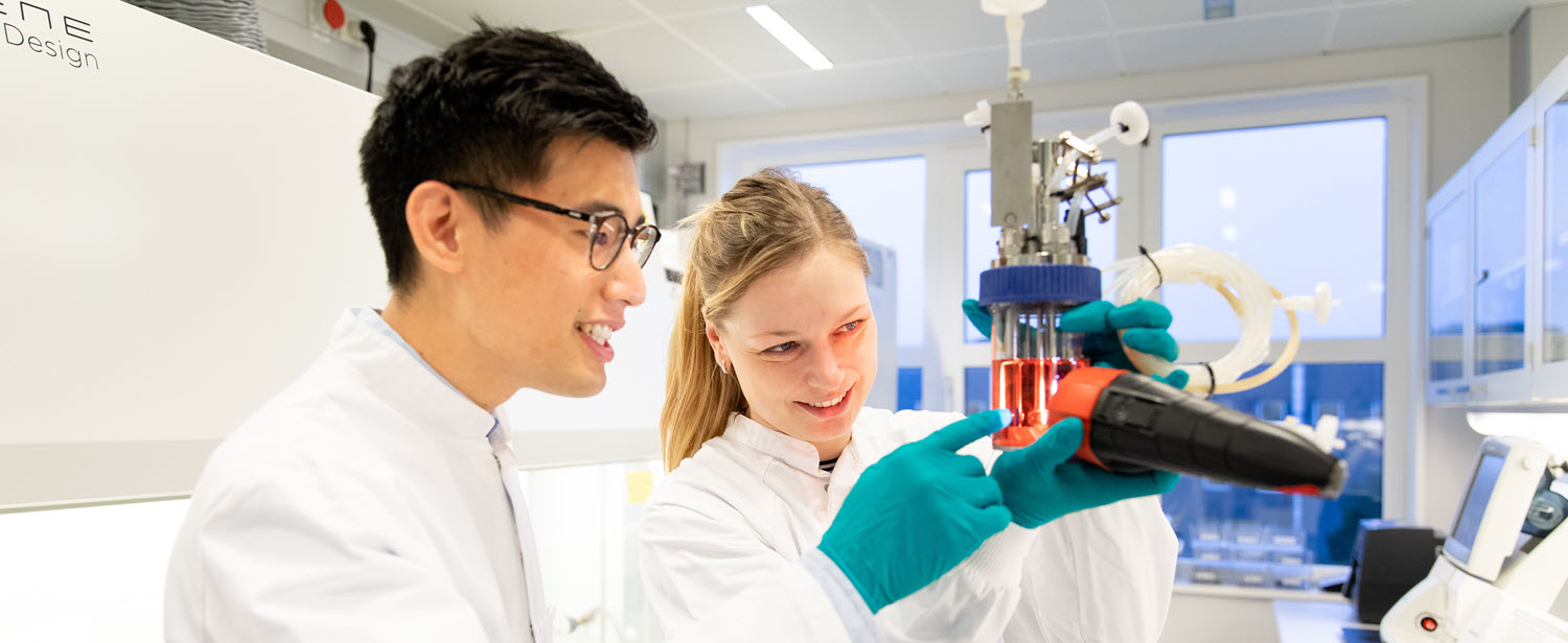 Scientist working with equipement in the lab